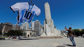 FOTO: Jersey Raksasa Messi, Bentuk Cinta dari Rosario untuk Argentina