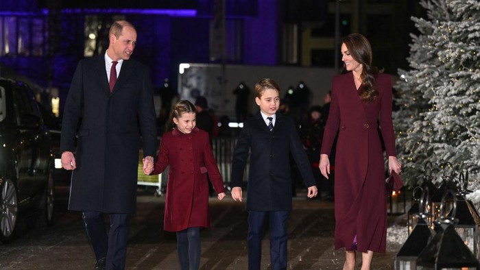 LONDON, ENGLAND - DECEMBER 15: (L-R) William, Prince of Wales, Princess Charlotte of Wales, Prince George of Wales and Catherine, Princess of Wales attend the 'Together at Christmas' Carol Service at Westminster Abbey on December 15, 2022 in London, England. (Photo by Samir Hussein/WireImage)