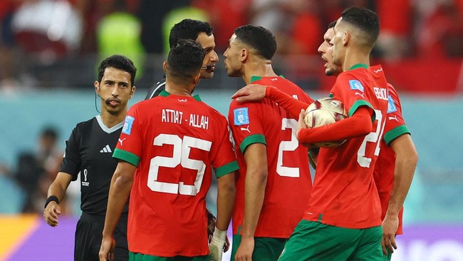 Bintang timnas Maroko Achraf Hakimi secara lisan menyerang Presiden FIFA Gianni Infantino di lorong Stadion Khalifa usai kalah dari Kroasia di Piala Dunia 2022.