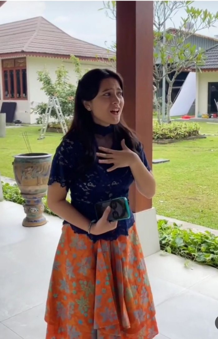 Marsha dengan Kebaya Biru Tua dan Kain Jarik