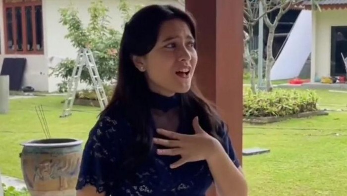 Marsha dengan Kebaya Biru Tua dan Kain Jarik