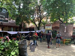 Ortu Murid Gotong Royong Bersihkan SDN Pocin 1 Usai Penggusuran Ditunda