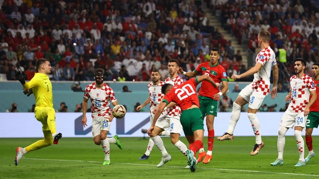 Pertarungan ketat terjadi dalam duel Kroasia vs Maroko pada perebutan peringkat ketiga Piala Dunia 2022 di Stadion Internasional Khalifa, Sabtu (17/12).