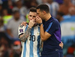 Soccer Football - FIFA World Cup Qatar 2022 - Quarter Final - Netherlands v Argentina - Lusail Stadium, Lusail, Qatar - December 10, 2022 Argentina's Lionel Messi and coach Lionel Scaloni celebrate as Argentina progress to the semi finals REUTERS/Kai