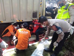 Sopir Diduga Kena Serangan Jantung, Truk Boks Tabrak Mobil di Bandung