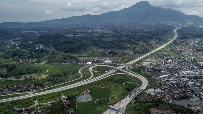 Presiden Jokowi optimis beroperasinya Tol Cisumdawu bakal menghidupkan Bandara Kertajati. Para pakar memberi banyak catatan soal mimpi itu.