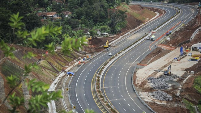 Polisi memberlakukan contraflow di dalam tol Cisumdawu, untuk empat bulan ke depan. Hal itu dikarenakan terjadinya keretakan pada KM 207 A arah Bandung.