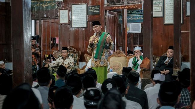 Gali Potensi Santri, Sandiaga Uno Gandeng Ponpes Darul Ulum Banyuanyar