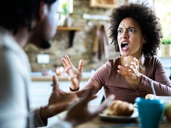 Karens Diner Viral, Ahli Kesehatan Ingatkan Bahaya Makan dengan Emosi
