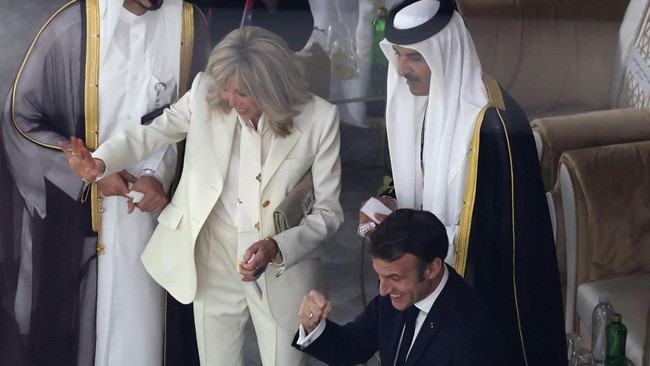 Presiden Emmanuel Macron menonton langsung final Piala Dunia antara Prancis dan Argentina, Minggu (18/12), bersama Emir Qatar, Tamim bin Hamad Al Thani.