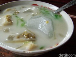 Slurpp! Manis Segar Es Batil Khas Lamongan Seharga Rp 6 Ribu