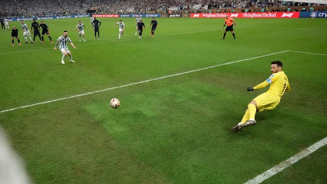Argentina memimpin 1-0 atas Prancis lewat penalti Lionel Messi pada final Piala Dunia 2022 di Stadion Lusail, Qatar, Minggu (18/12).