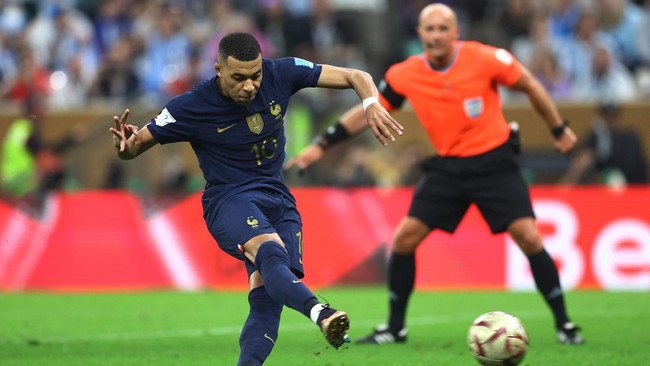 Timnas Prancis menyamakan kedudukan 2-2 melawan Argentina pada final Piala Dunia 2022 di Stadion Lusail, Qatar, Minggu (18/12).