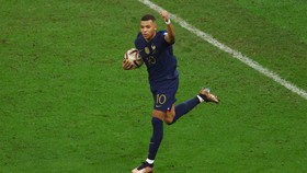 Perbandingan Gaji Mbappe: Unggul dari Gaji LeBron James Seumur Hidup