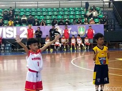 Lucunya Jan Ethes Main Basket, Bawa Bola ke Ring Sendiri