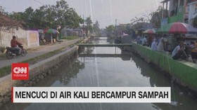 VIDEO: Mencuci di Air Kali Bercampur Sampah