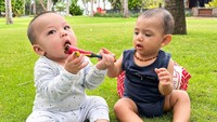 <p>Belum lama ini Baby Izz anak Nikita Willy bermain bersama Baby Don, anak Jessica Iskandar, Bunda. Keduanya terlihat sangat menggemaskan, lho. (Foto: Instagram: @inijedar)</p>