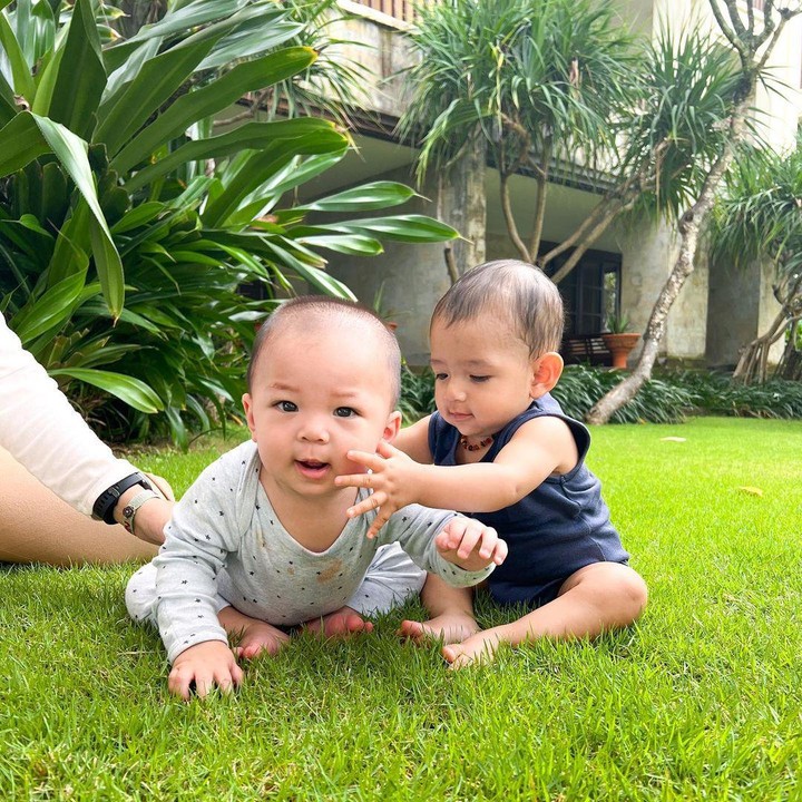 <p> Bunda, kita doakan agar Baby Izz dan Baby Don selalu diberikan kesehatan serta cinta dari orang-orang di sekitarnya, ya! (Foto: Instagram: @inijedar)</p>