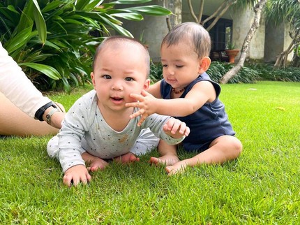 7 Potret Baby Izz dan Baby Don Playdate, Dua-duanya Menggemaskan Bun