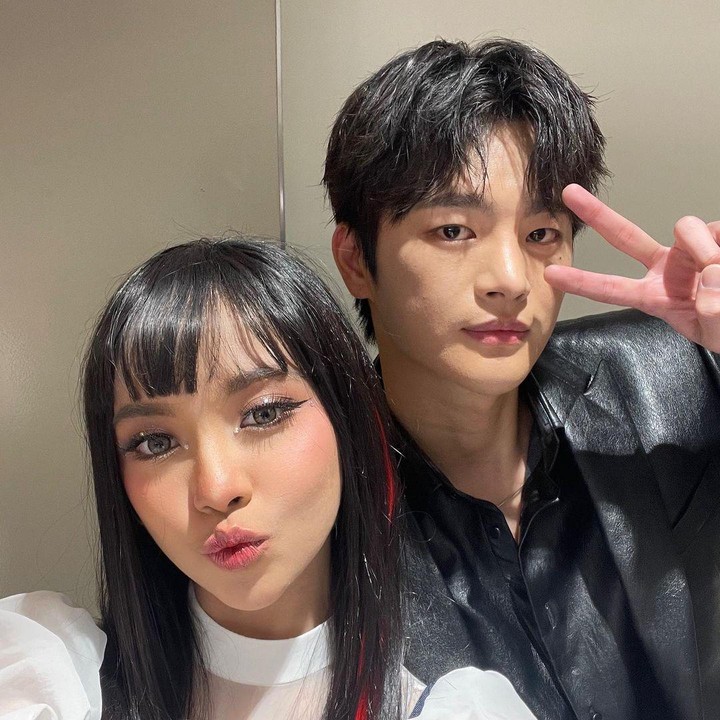 <p>Tak hanya itu, Lyodra juga sempat berpose bersama penyanyi Seo In Guk. Bikin Iri banget ya, Bunda! (Foto: Instagram: @lyodraofficial)</p>