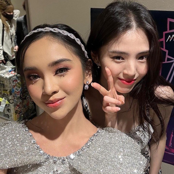 <p>Lyodra juga membuat banyak netizen iri ketika membagikan potretnya dengan Han Soo Hee. Bintang Nevertheless ini pun terlihat tersenyum bersama Lyodra. (Foto: Instagram: @lyodraofficial)</p>