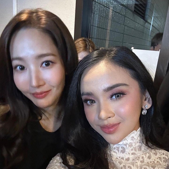 <p>Saat menghadiri acara, Lyodra pun bertemu dengan artis-artis dunia ternama. Salah satunya aktris cantik Park Min Young. (Foto: Instagram: @lyodraofficial)</p>