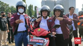 Puan Dibonceng Menteri PPPA Jajal Motor Listrik dari Monas-GBK