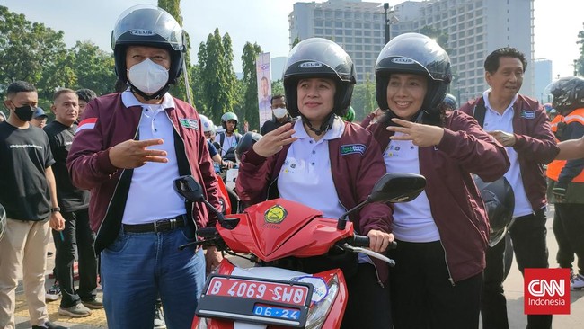 Ketua DPR RI Puan Maharani ikut dalam parade motor listrik EV Funday dari Silang Barat Daya Monas ke Plaza Timur GBK dengan total 200 motor listrik.