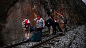 FOTO: Ratusan Turis Terdampar di Machu Picchu Imbas Krisis Peru