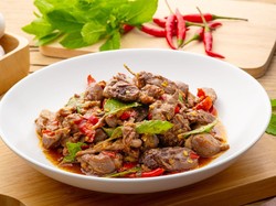 Menu Harian Ramadan 26: Sedap! Tumis Kangkung Bawang Putih dan Oseng Ati Ampela