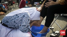 FOTO: Aksi Massal Membasuh Kaki Ibu di Jakarta