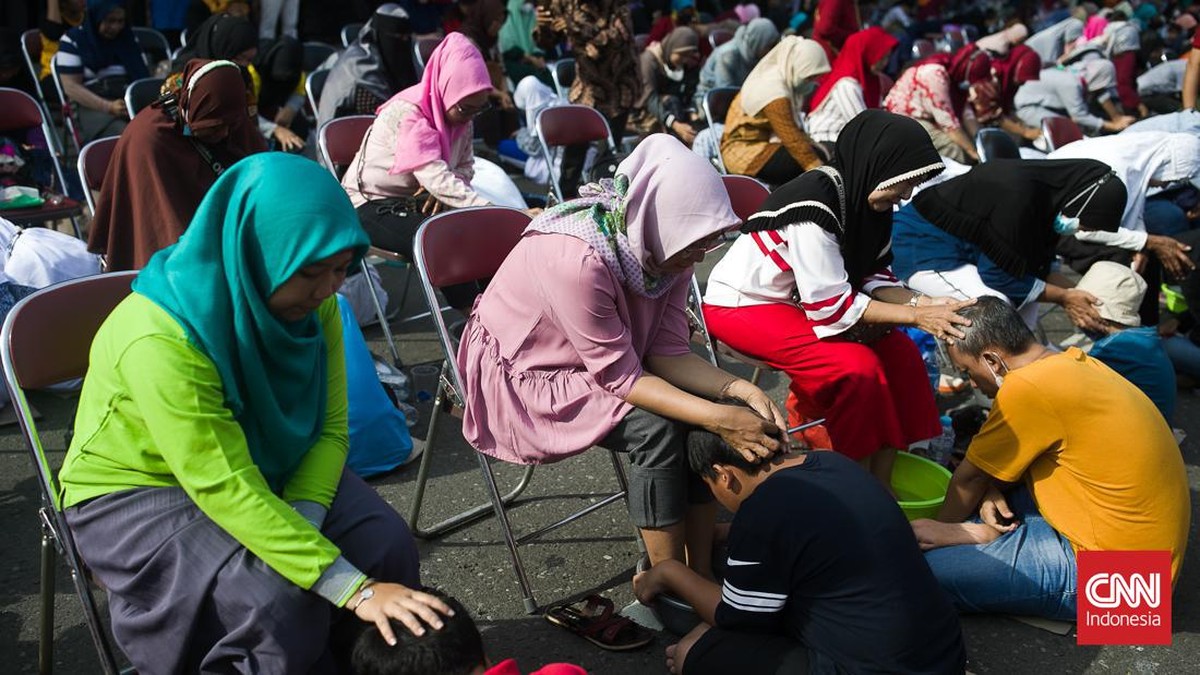 FOTO: Aksi Massal Membasuh Kaki Ibu di Jakarta