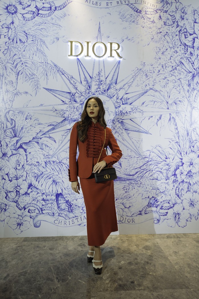 Warna merah memberi kesan fierce sekaligus bold akan gaya setelan rok midi yang klasik. Seperti ditampilkan Alyssa Daguise. Foto: M Rizki Aditya