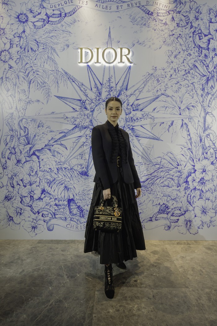Kombinasi jaket Matador dan rok silk taffeta yang berkesan elegan dan fierce jadi pilihan Velove Vexia. Foto: M Rizki Aditya