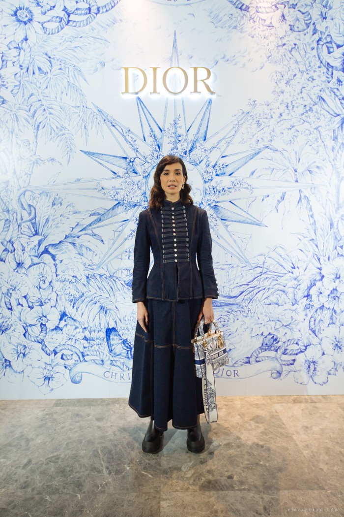 Marsha Timothy membuktikan bahwa setelan rok berbahan denim juga bisa terlihat chic dan stylish dalam kombinasi warna biru dan hitam serta gaya rambut klasik.Foto: M Rizki Aditya