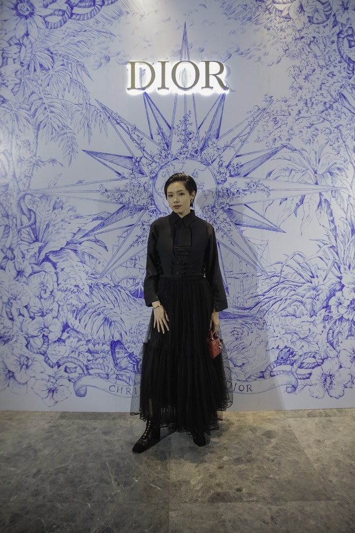 Tambahan rompi dan tas warna merah bisa jadi statement pada kombinasi blus dan rok serba hitam seperti ditampilkan Olivia Lazuardy. Foto: M Rizki Aditya