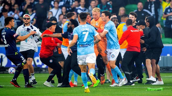 Pertandingan Liga Australia antara Melbourne City FC vs  Melbourne Victory diwarnai kerusuhan sehingga terpaksa dihentikan.