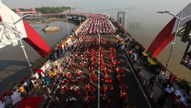 FOTO: Ribuan Pelajar Kejar Rekor Menari Remo di Surabaya