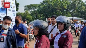 VIDEO: Momen Puan Diboceng Menteri PPPA saat Konvoi Motor Listrik