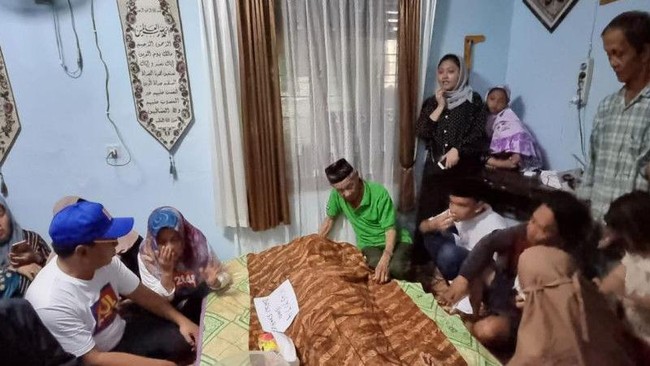 Wali Kota Makassar Ramdhan Pomanto yang juga Ketua IKA Unhas Sulsel mengatakan korban dikenal sebagai ketua RT dengan dedikasi tinggi terhadap Pemkot Makassar.
