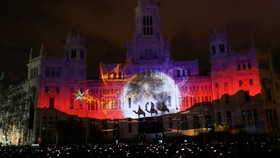 FOTO: Cahaya Natal Mulai Terangi Kota-Kota di Dunia
