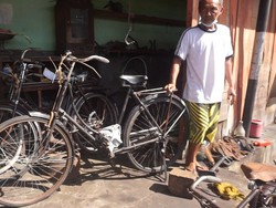 Kisah Tukang Servis Sepeda Onthel di Mengwi yang Kian Langka