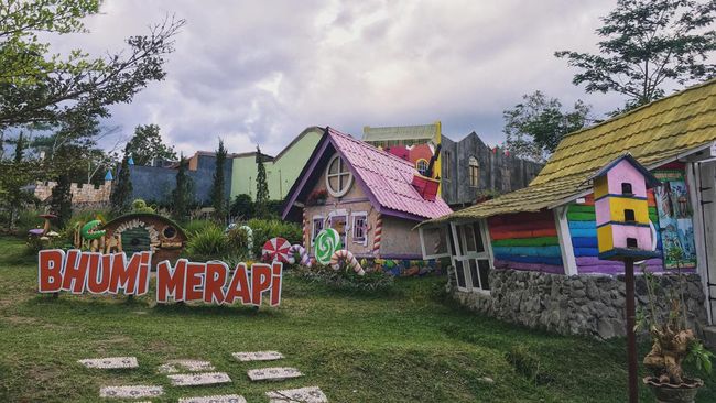 Agrowisata Bhumi Merapi menjadi destinasi wisata yang bisa Anda kunjungi bersama keluarga. Berikut lokasi, harga tiket, dan fasilitas Agrowisata Bhumi Merapi.