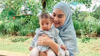 <p>Melalui media sosial Instagram, Irish Bella kerap membagikan potret sang putri nih, Bunda. Semakin besar, <em>baby</em> Ara disebut semakin mirip dengan sang ayah, lho. (Foto: Instagram @_irishbella_) <br /><br /><br /></p>