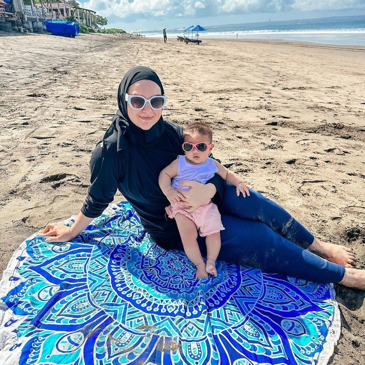 <p>Sebelumnya Irish Bella dan Ammar Zoni menamai sang putri dengan Asma yang terispirasi dari Asmaul Husnah. Namun karena beberapa alasan, keduanya menggantinya menjadi Ara Puti Sabai Akbar. Baru-baru ini, nama depan <em>baby</em> Ara kembali berubah menjadi Amala Puti Sabai Akbar seperti yang terlihat di akun Instagram Ara. (Foto: Instagram @_irishbella_) <br /><br /><br /></p>