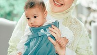 <p>Kita doakan, semoga Baby Ara selalu sehat dan tumbuh menjadi anak yang membanggakan kedua orang tua, ya. (Foto: Instagram @_irishbella_)</p>