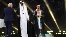 Bisht, Pakaian Khas Arab yang Digunakan Messi Saat Angkat Trofi