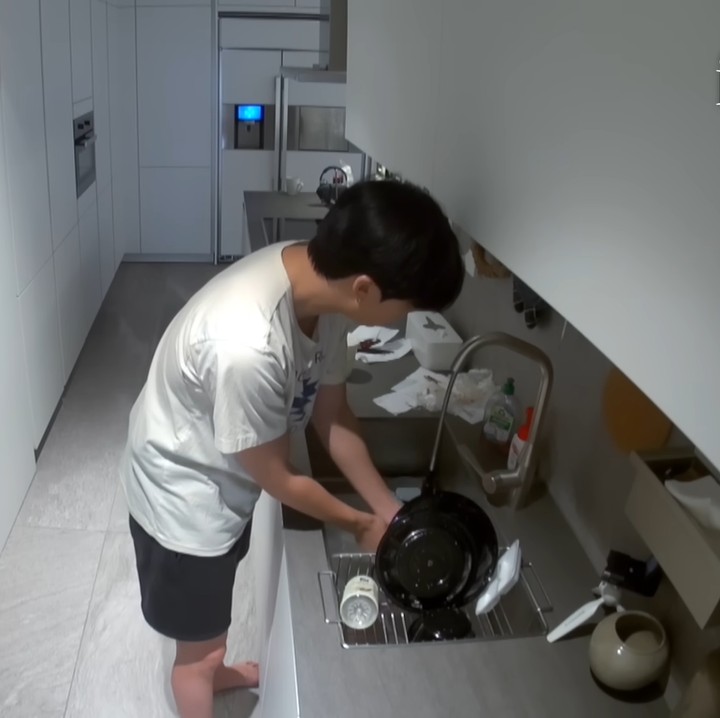 <p>Dapur di rumah RM BTS terlihat elegan, ya Bun dengan tema putih dan abu-abu. Karena sudah tidak tinggal bersama member BTS lain, RM kini melakukan pekerjaan rumahnya sendiri. (Foto: YouTube/BANGTAN TV)</p>