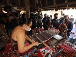Menggali Desa Tenganan di Bali Pusat Kerajinan Kain Gringsing