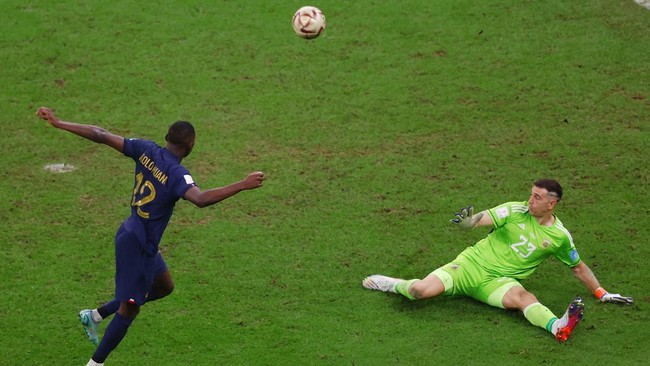 Momen kocak terjadi di final Piala Dunia 2022 saat pemain cadangan Prancis terlanjur berhamburan masuk ke lapangan untuk melakukan selebrasi di menit ke-123.
